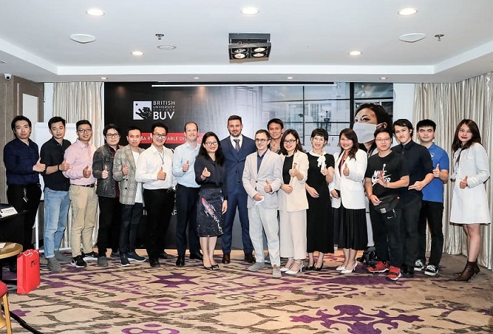 Các học viên và cựu học viên MBA của BUV chụp ảnh kỷ niệm cùng ManpowerGroup Việt Nam