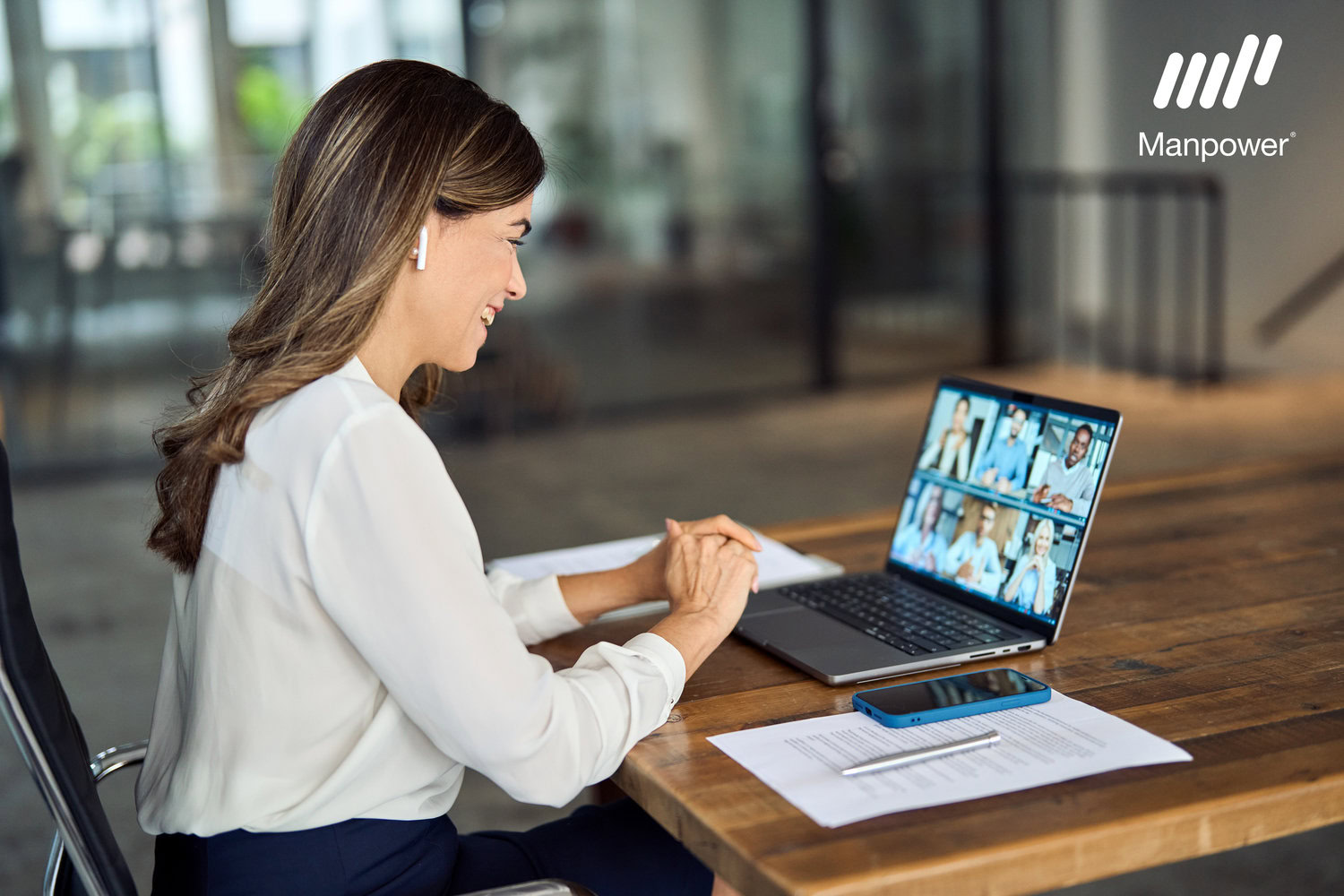 พนักงานผู้หญิงกำลังประชุมออนไลน์ที่คาเฟ่ ตามรูปแบบการทำงานแบบ Hybrid Working
