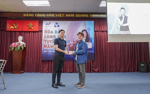 Students were thrilled to receive thoughtful gifts from Manpower Vietnam