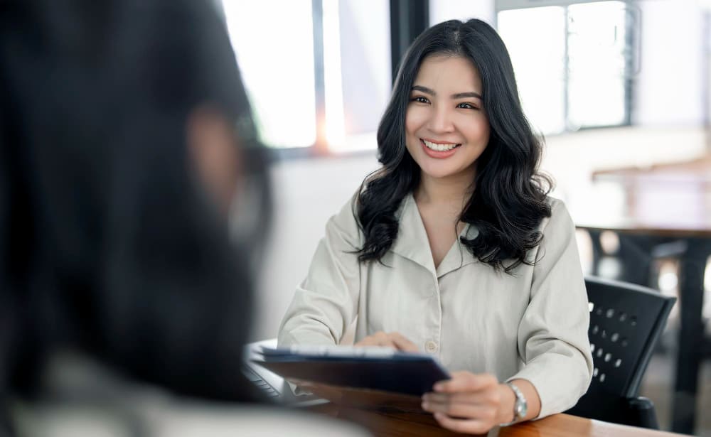 A recruitment consultant for the RPO service during a HR consulting session 