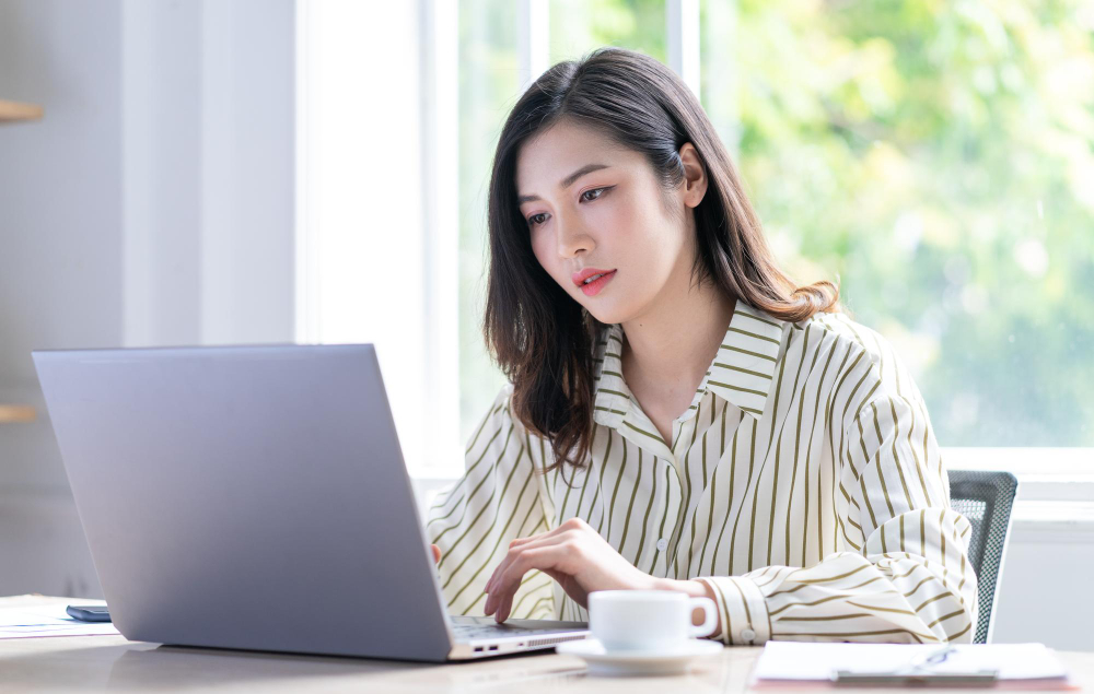 chuyên viên tư vấn dịch vụ khoán việc cho thuê lại lao động kiểm tra quy trình quản lý nhân sự trên máy tính