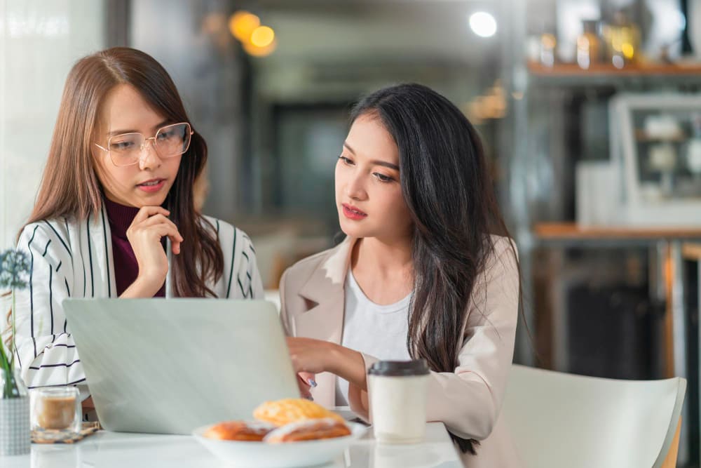 Văn phòng, hai người phụ nữ nói về dịch vụ thuê ngoài tuyển dụng RPO