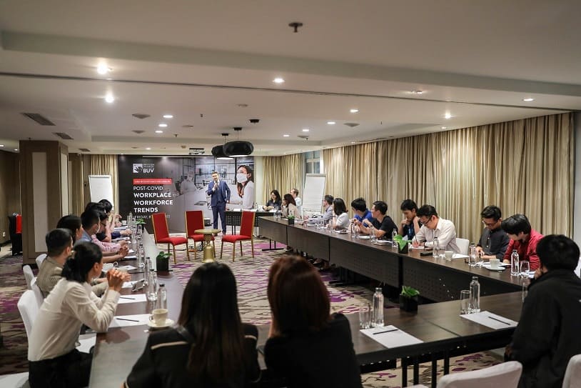 Học viên và cựu học viên chương trình Thạc sĩ Quản trị kinh doanh (MBA) chăm chú lắng nghe chia sẻ từ Manpower Việt Nam