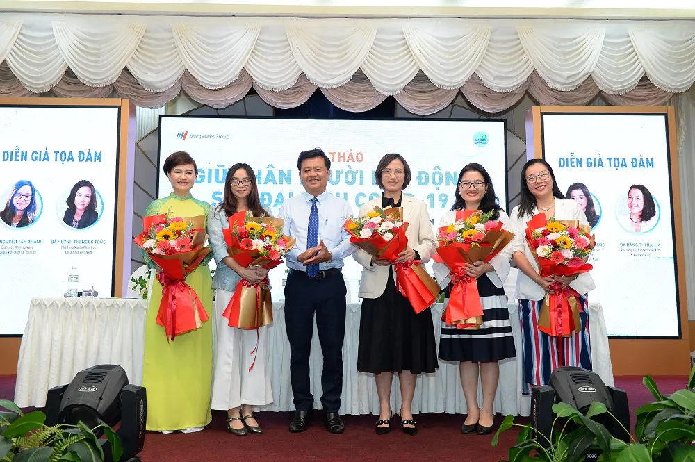 Ông  Nguyễn Thành Thanh tặng hoa cho các diễn giả