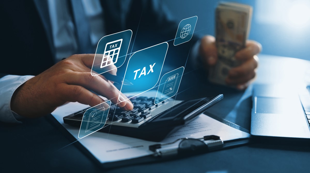 Một chuyên gia dịch vụ Quản lý nhân sự EOR chuyên nghiệp hỗ trợ khách hàng doanh nghiệp thực hiện các hoạt động tính thuế