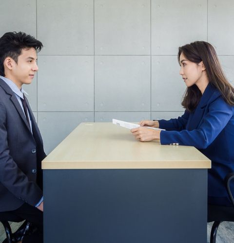 nam ứng viên người tìm việc đặt câu hỏi cho nhà tuyển dụng nữ phòng nhân sự trong văn phòng trong buổi phỏng vấn việc làm 