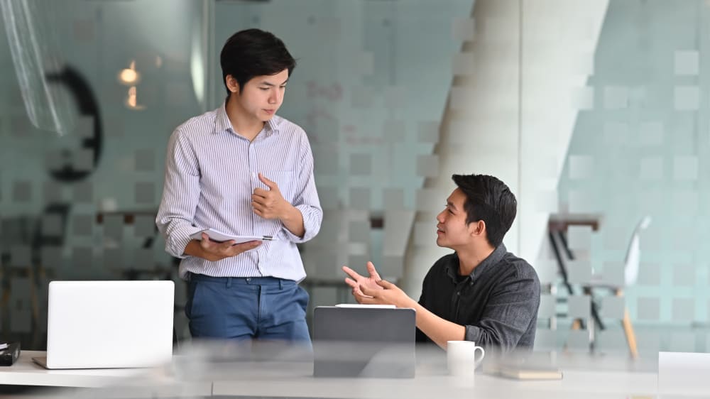 Hai nhân viên trao đổi về dịch vụ thuê ngoài tuyển dụng RPO