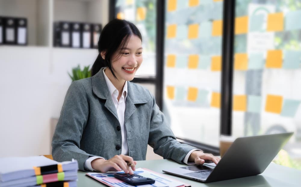 Professional consultant from Manpower Vietnam for Payroll Services