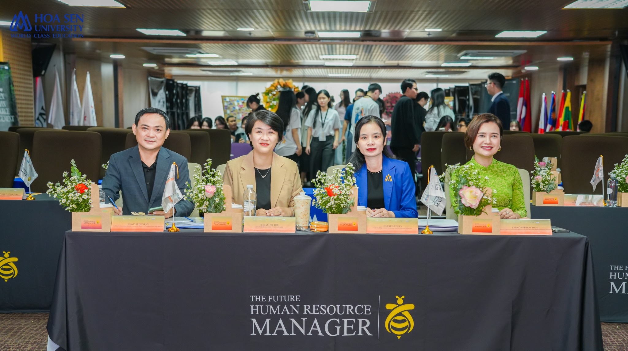 Ms. Vo Thi Bich Thuy, Regional Manager South, Permanent Recruitment & Executive Search, ManpowerGroup Vietnam took a photo with the judges at the Future HR Manager 2024 competition 