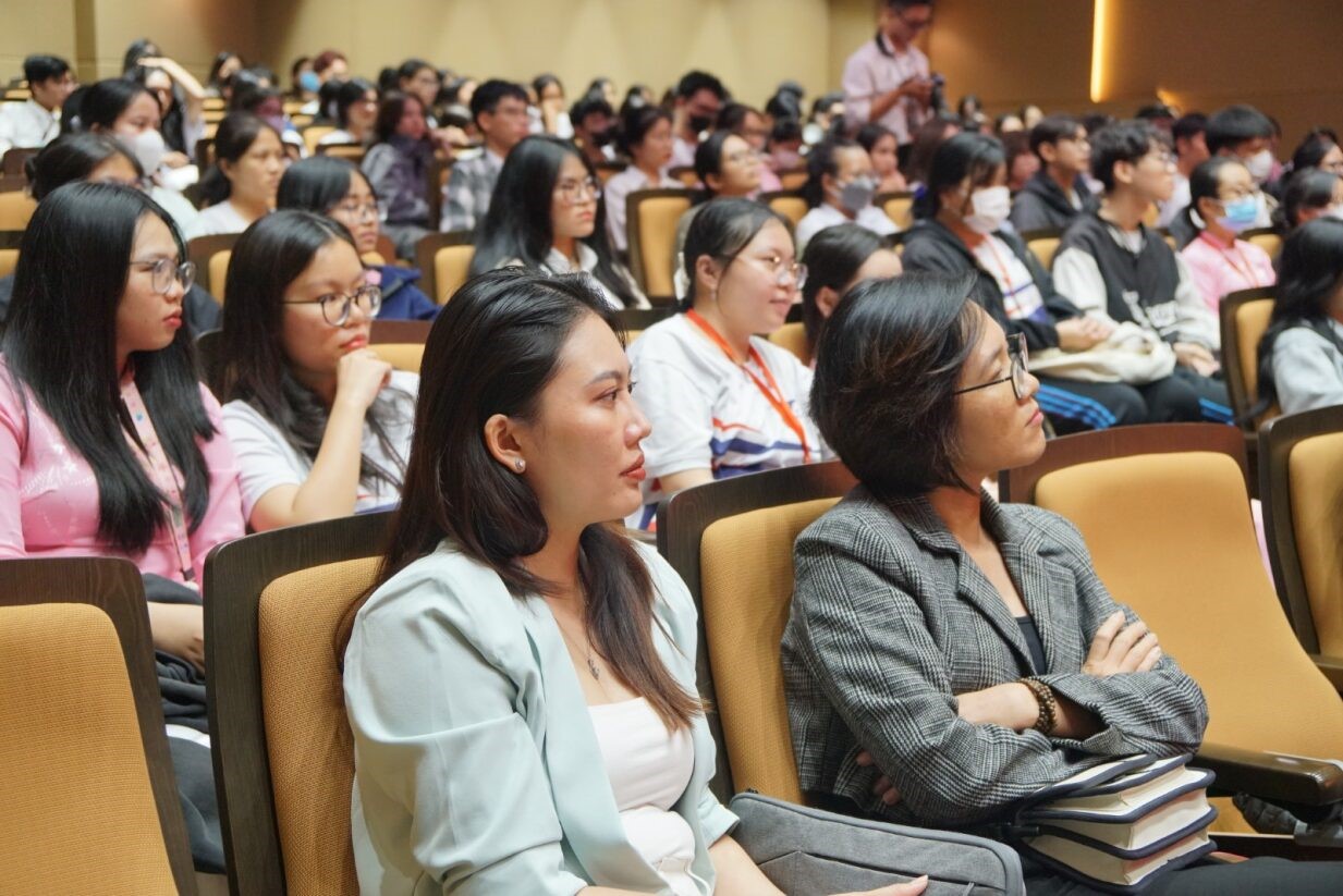Sinh viên đại học lắng nghe chia sẻ từ Manpower Việt Nam về tư duy, kỹ năng xanh, việc làm xanh ESG cho phát triển bền vững.