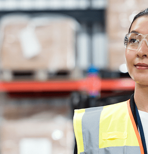 Nữ công nhân trong đồng phục công ty kho vận logistics kiểm tra hàng hóa tiêu dùng cho công ty tập đoàn sản xuất hàng tiêu dùng hàng đầu 