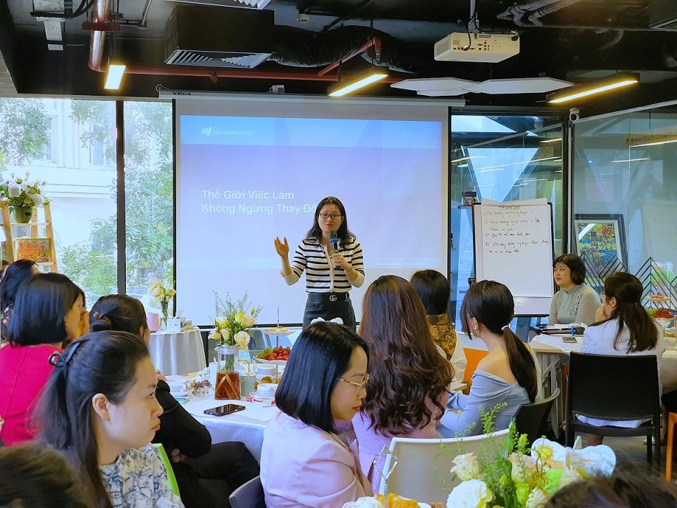 Speakers manpowergroup vietnam discussed the importance of learnability skills, reskilling and upskilling, career development for young talent in career orientation workshop. 