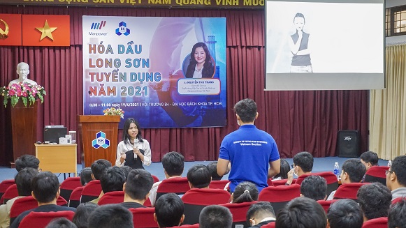 Mr. Artith and the recruiting team from Manpower Vietnam addressed questions on recruitment process