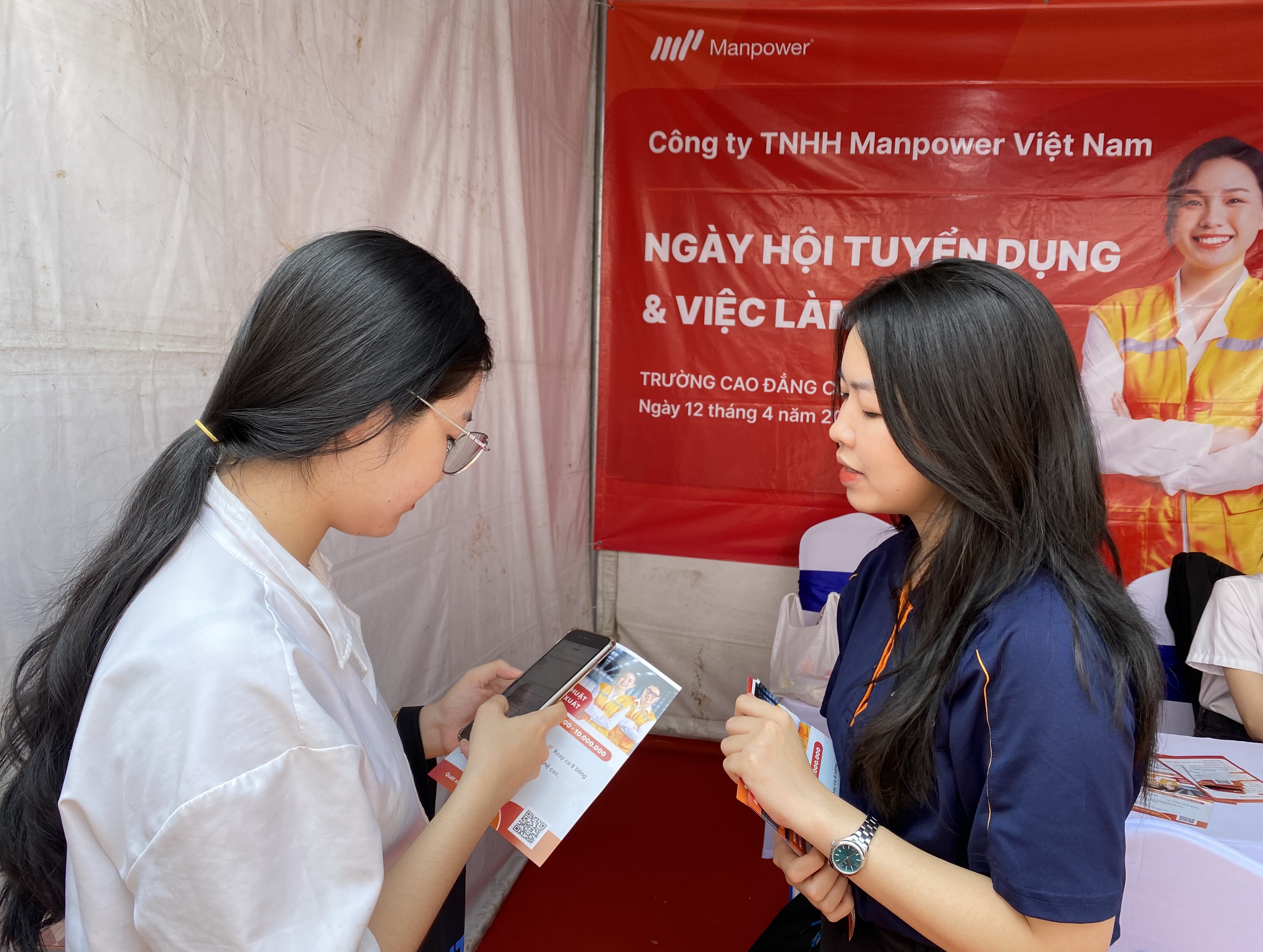 A Manpower Vietnam recruitment consultant guided a student to apply for entry-level engineering jobs at Manpower Vietnam through a QR code