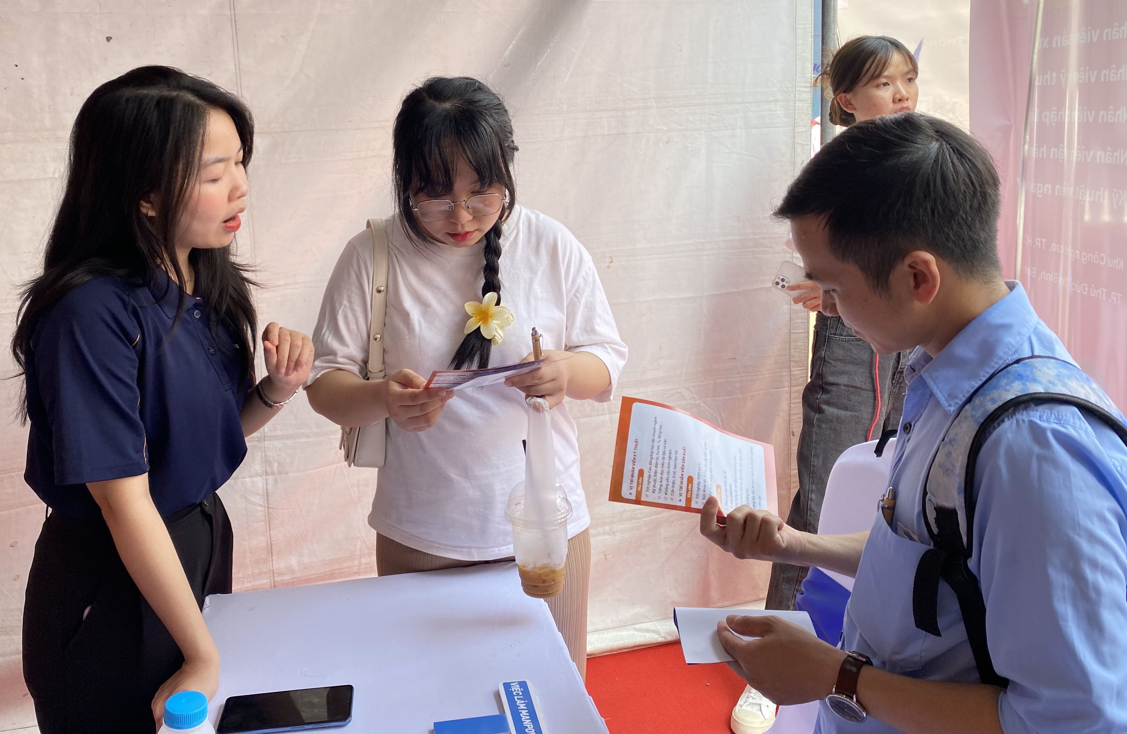 Gian hàng của Manpower Việt Nam tại ngày hội tuyển dụng việc làm nhận được sự quan tâm của nhiều sinh viên