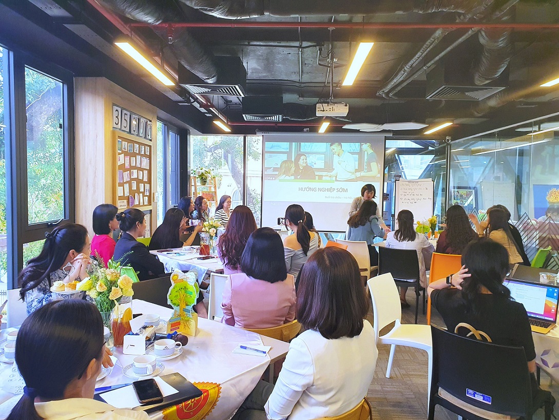 Speakers manpowergroup vietnam discussed the importance of learnability skills, reskilling and upskilling, career development for young talent in career orientation workshop. 