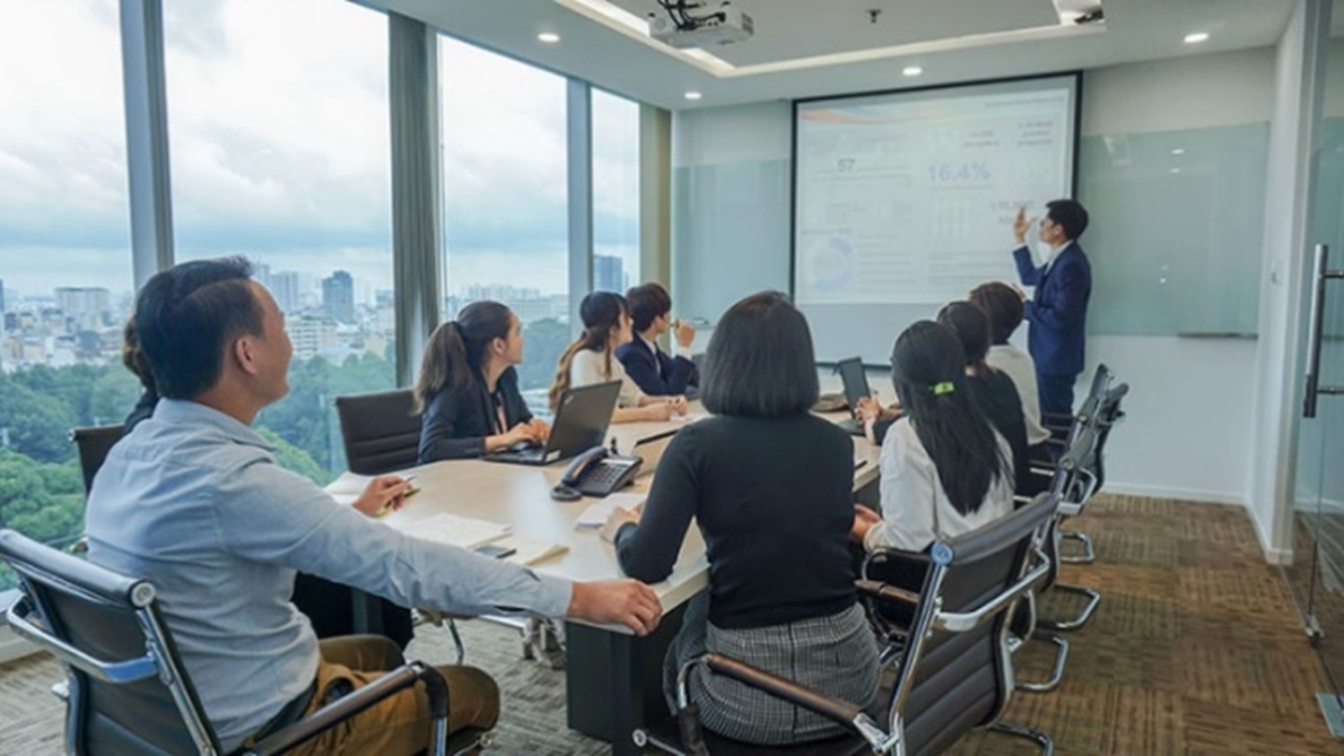 Manpower Vietnam EOR service specialists discuss to deliver innovative workforce solutions to business in the meeting room.