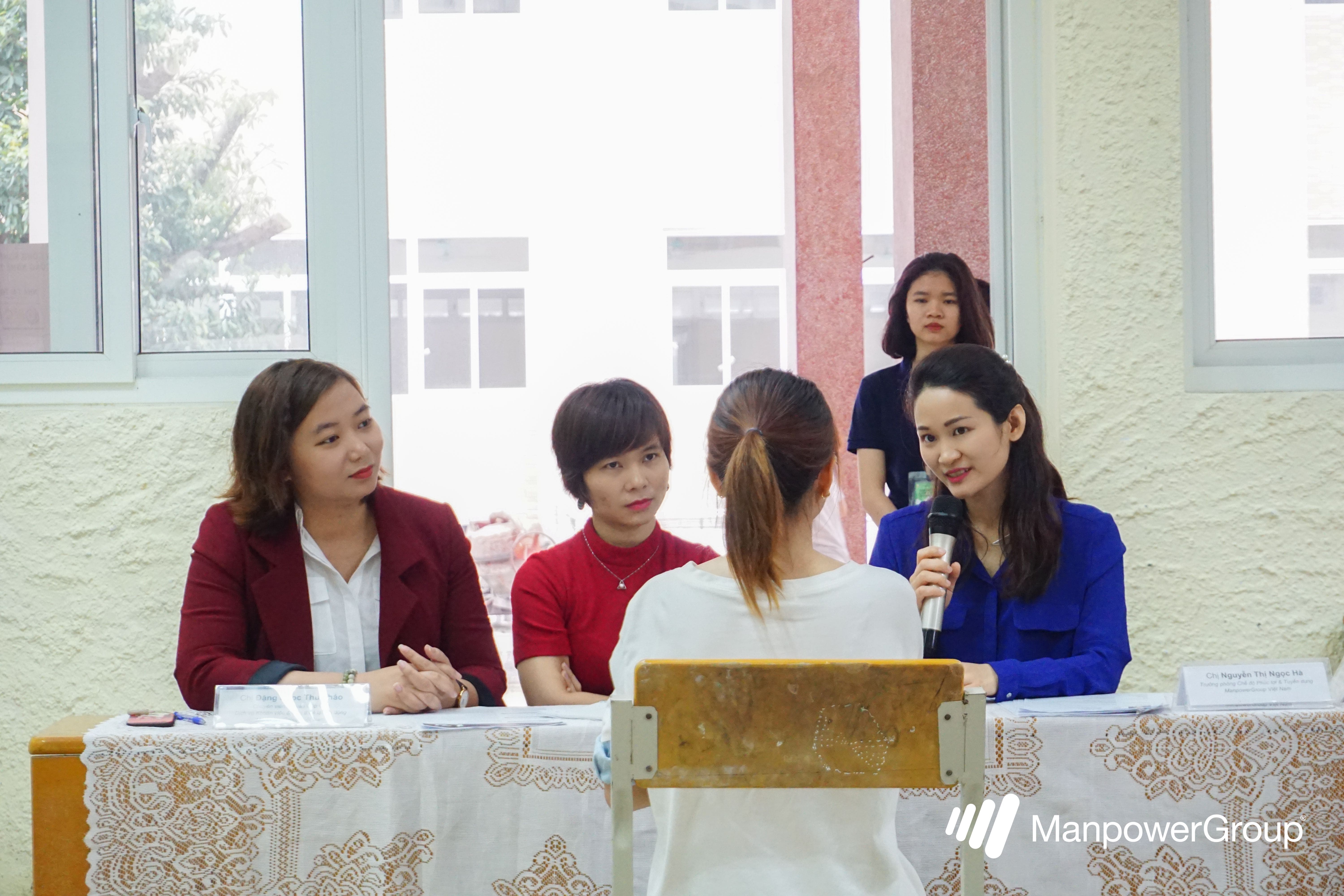 HR from Manpower Vietnam showcasing professionals guiding students through career advice