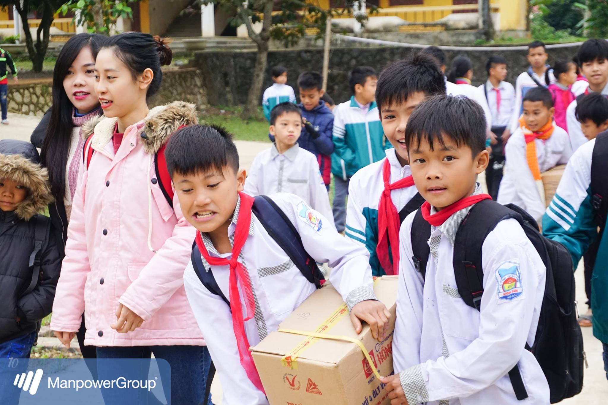 Các em học sinh vui mừng khi được nhận những phần quà ý nghĩa từ Manpower Việt Nam