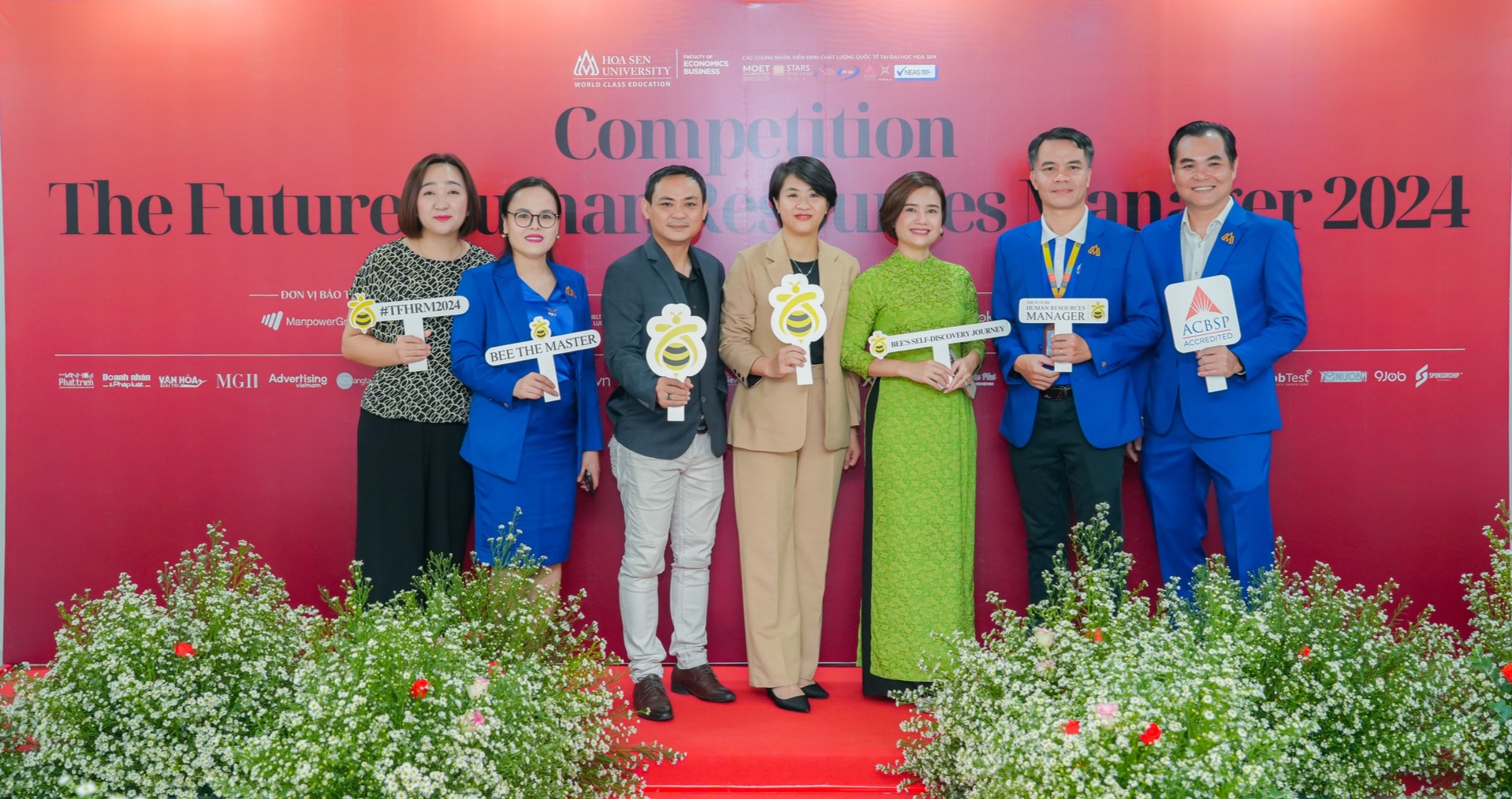 Ms. Vo Thi Bich Thuy, Regional Manager-South, Permanent Recruitment & Executive Search, ManpowerGroup Vietnam took a photo with the board of judges and lecturers at The Future Human Resources Manager 2024 Competition  