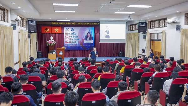 Mr. Artith and the recruiting team from Manpower Vietnam addressed questions on recruitment process