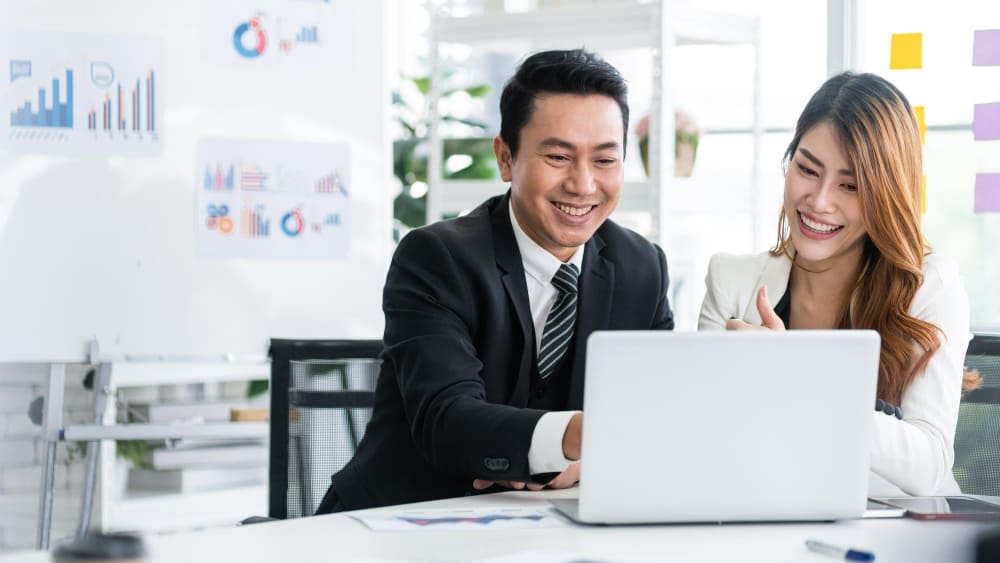 A consultant in the RPO service demonstrates the AI candidate scanning sourcing technology for a client in the office