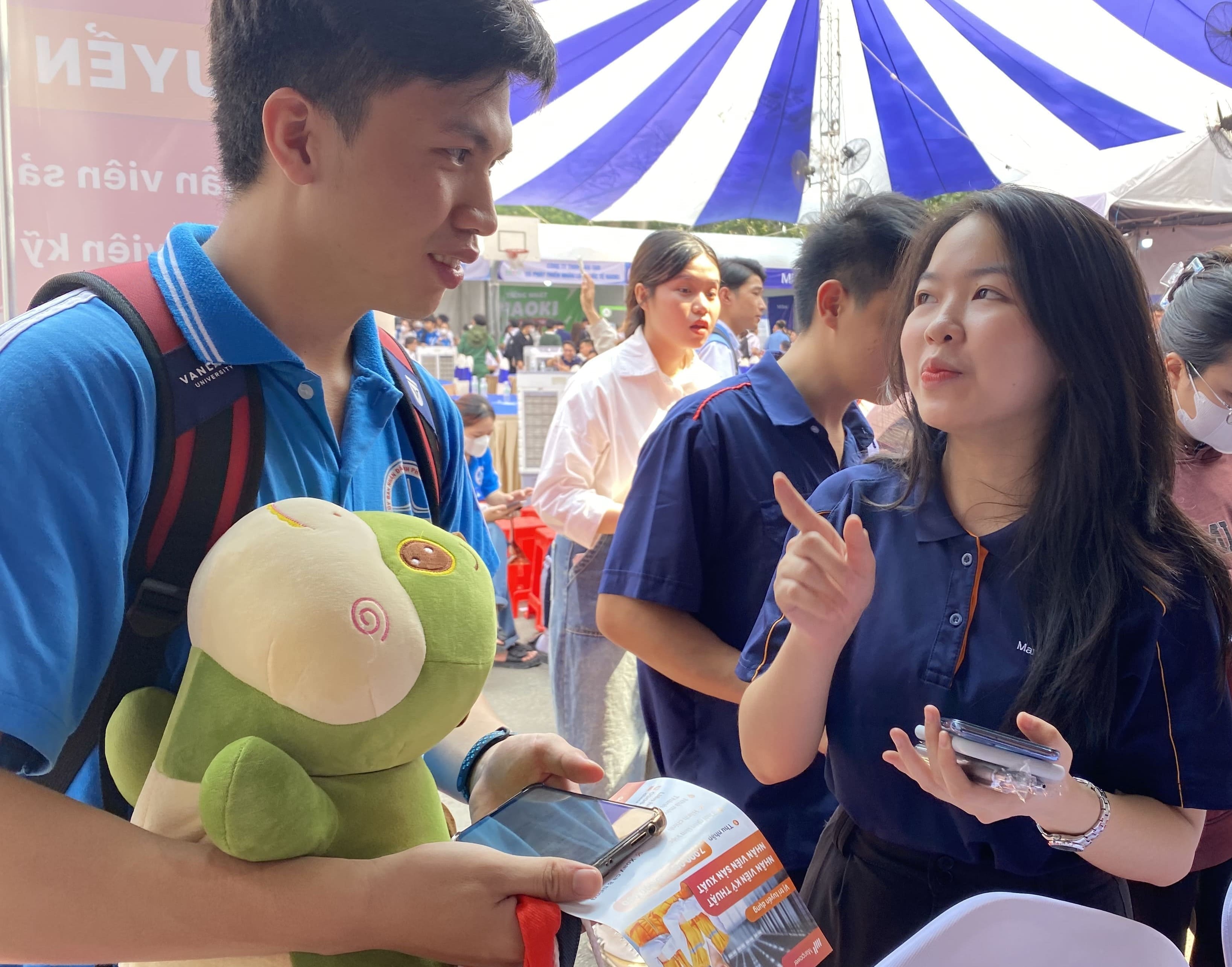 Chuyên viên tuyển dụng Manpower Việt Nam nhiệt tình giải đáp thắc mắc của sinh viên  