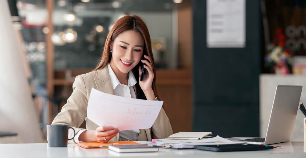 Doanh nhân nữ đang nói điện thoại về thuê ngoài dịch vụ tuyển dụng RPO