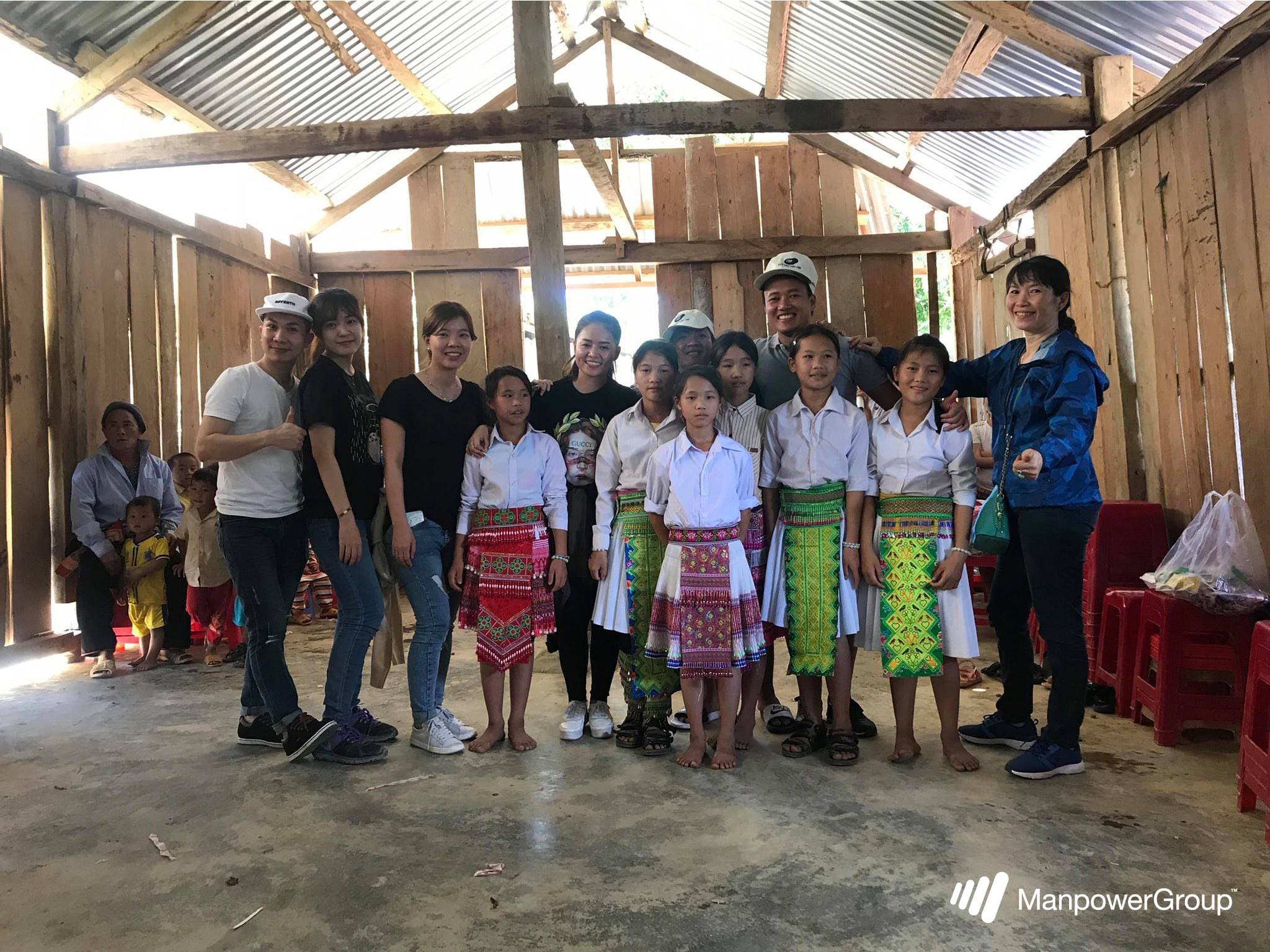 Các em học sinh với những bộ trang phục truyền thống đang chụp ảnh kỉ niệm cùng Manpower Việt Nam