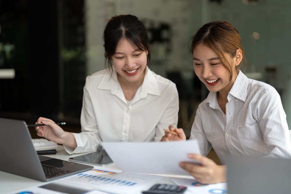 Hai Nhân Viên Thực Hiện Dịch Vụ Tính Lương Giúp Doanh Nghiệp